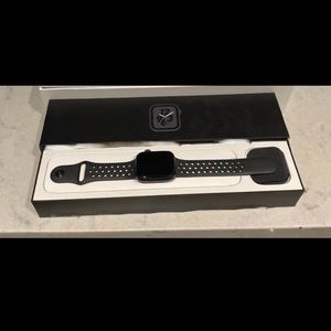 Apple Watch Series 4 space gray aluminum